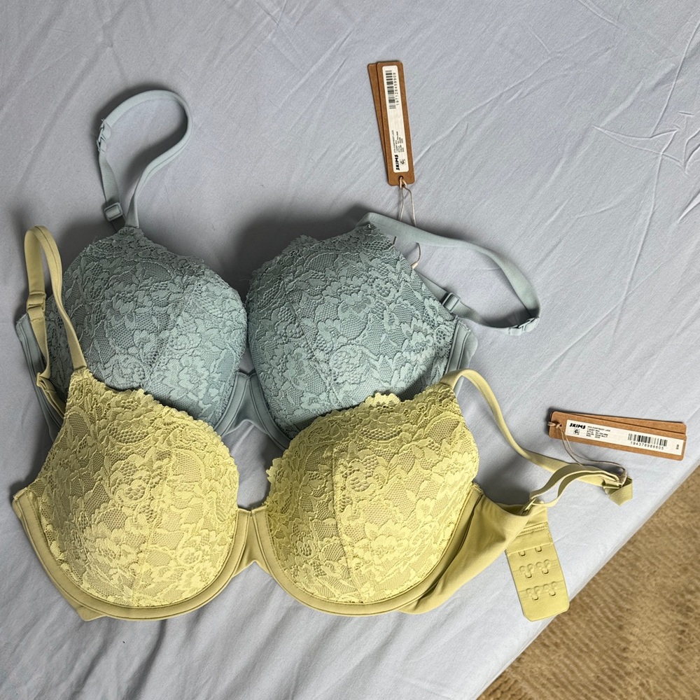 SKIMS Lace Underwire Bra Set - Light Blue and Pale Yellow